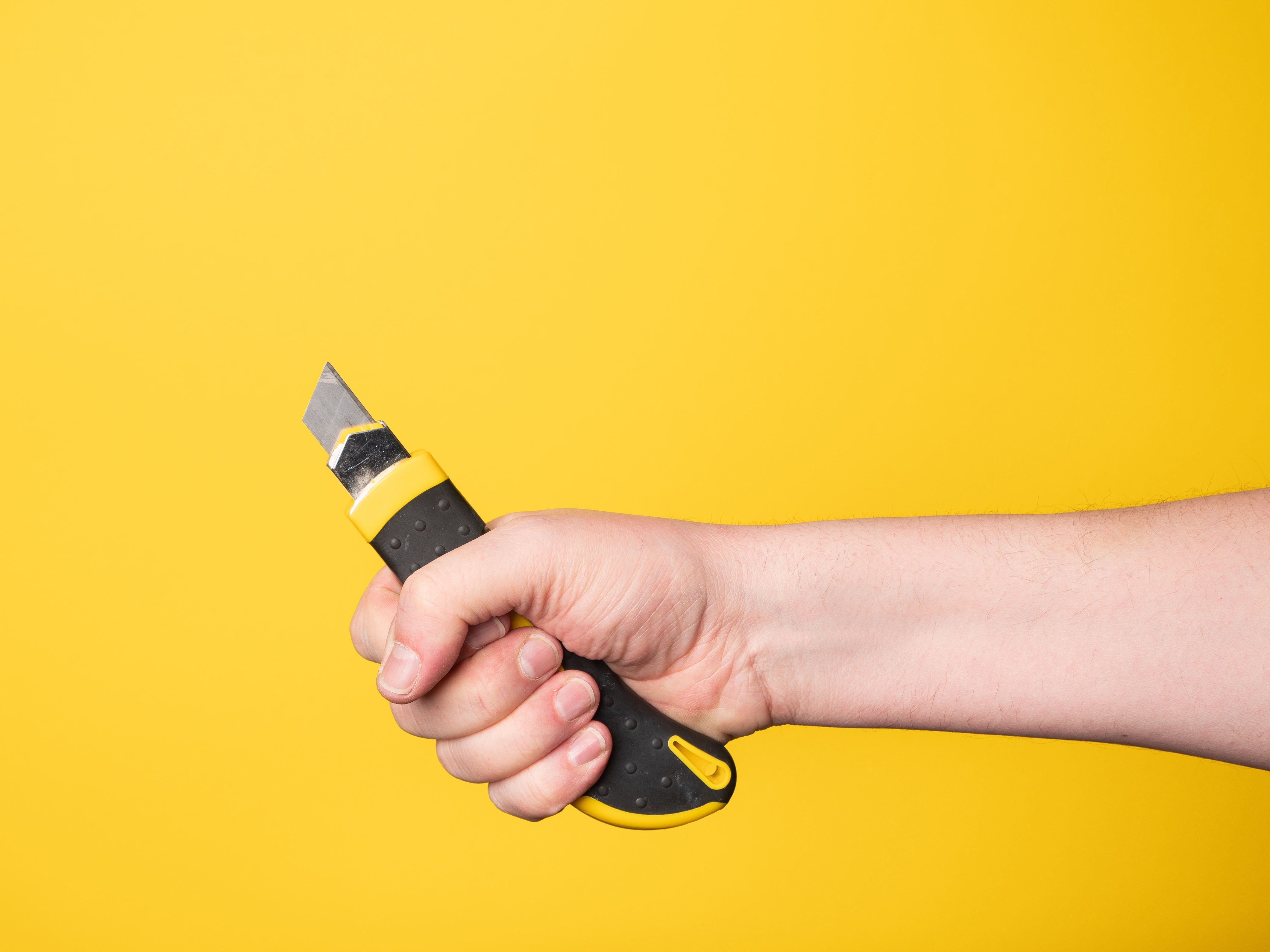 【事例解説】強要未遂で逮捕された場合とその弁護活動（被害女性に対して刃物を向けて服を脱ぐよう脅したケース）